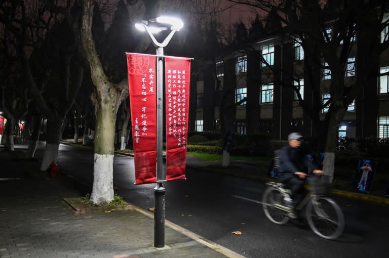 Une bannière appelant les institutions à adhérer à la pensée de Xi Jinping, sur le campus de l'université de Fudan, le 18 décembre 2019 à Shanghaï
