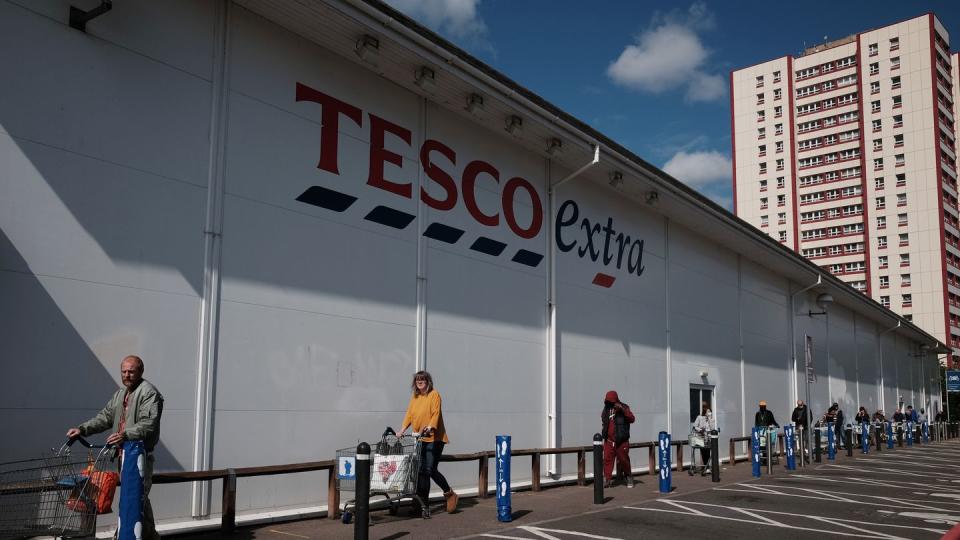 «Warnung für alle Einzelhändler»: Tesco muss eine empfindliche Strafe dafür hinnehmen, dass Lebensmittelkontrolleure in Filialen unter anderem Trauben mit Zeichen von Schimmel entdeckt hatten.