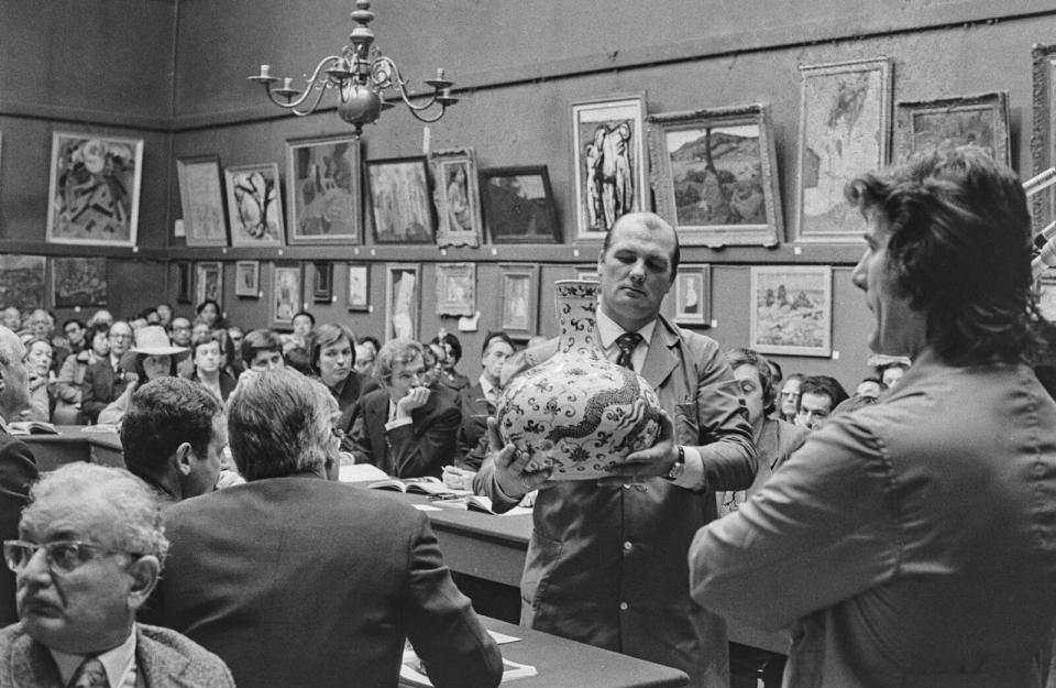 A Ming porcelain dragon vase at a sale of important Chinese ceramics and works of art at Sotheby's auction house in London, UK, 2nd April 1974. Photo by Evening Standard/Hulton Archive/Getty Images.
