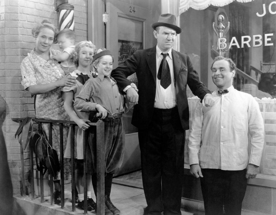 Watson, fourth from left, in The Winning Ticket with stars Louise Fazenda, far left, Ted Healy (in hat and tie) and Leo Carrillo as the barber - Everett/Alamy