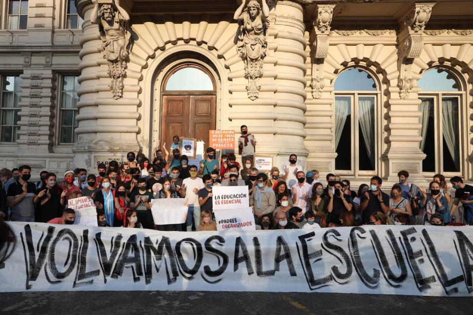 Grupos de jóvenes reclamaron frente al Ministerio de Educación el regreso a las aulas