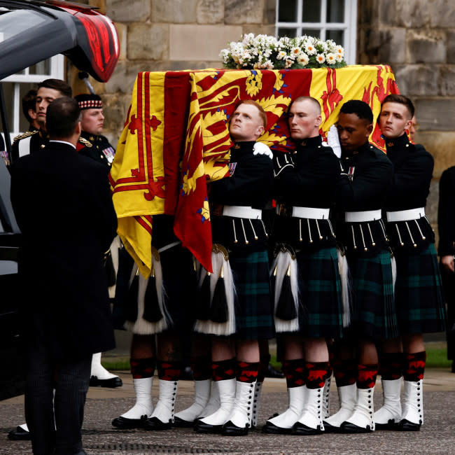 El féretro de Isabel II en Edimburgo, donde se encuentra actualmente credit:Bang Showbiz