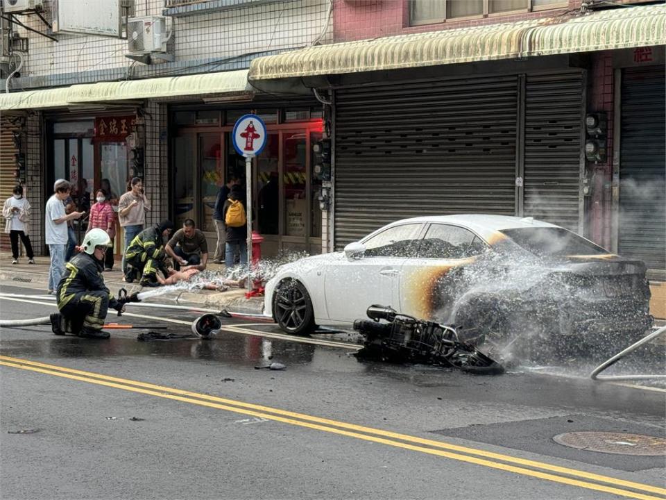 酒駕騎士撞違規行人釀火燒車　行人昏迷、騎士燒燙傷