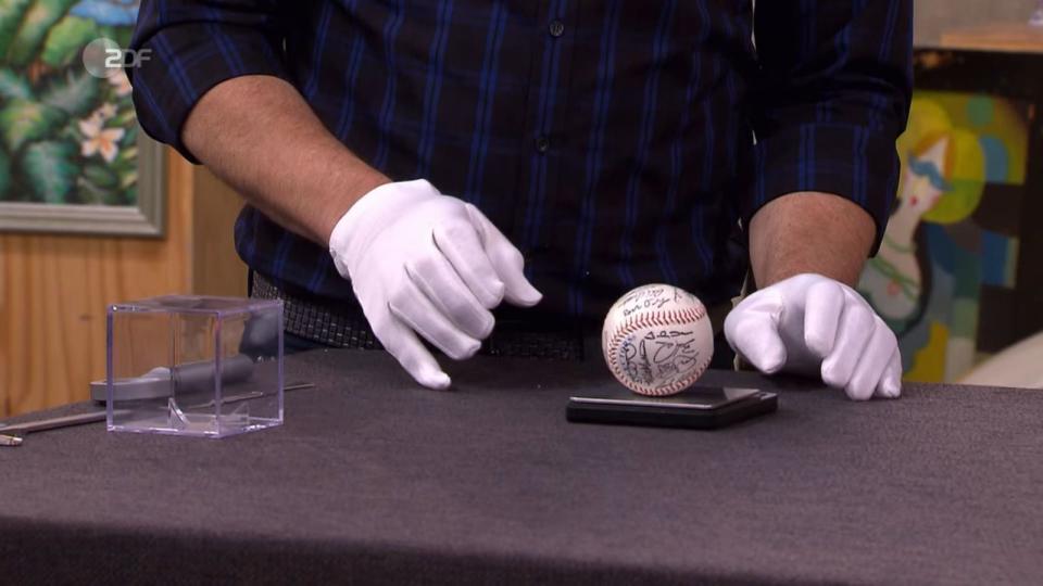 Einen wahnsinnig guten Deal machte auch der Verkäufer eines Baseballs mit Original-Unterschriften der New York Yankees aus der Zeit zwischen 2006 und 2008. Statt der geschätzten 200 Euro bekam er sogar satte 580 Euro. (Bild: ZDF)