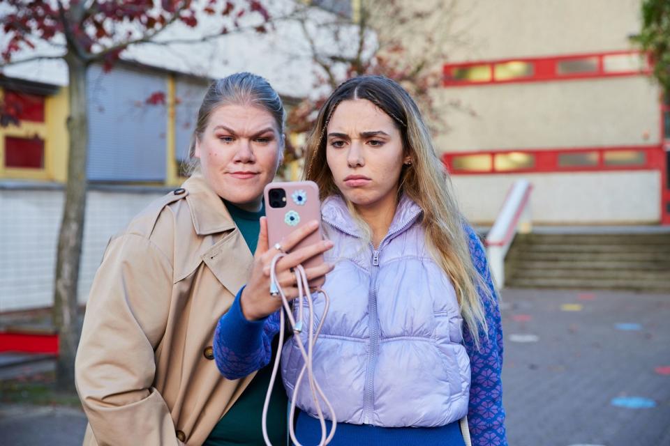 "Ich hasse meine Nase", klagt Mara (Emilia Eidt, rechts). Der Teenager wünscht sich eine Nasen-OP, doch seine Mutter (Gisa Flake) ist strikt dagegen.  (Bild: ZDF/Sophia Emmerich)