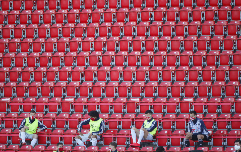 Los suplentes del Bayern Múnich durante el partido contra Unión Berlín por la Bundesliga, el domingo 17 de mayo de 2020. (AP Foto/Hannibal Hanschke, Pool)