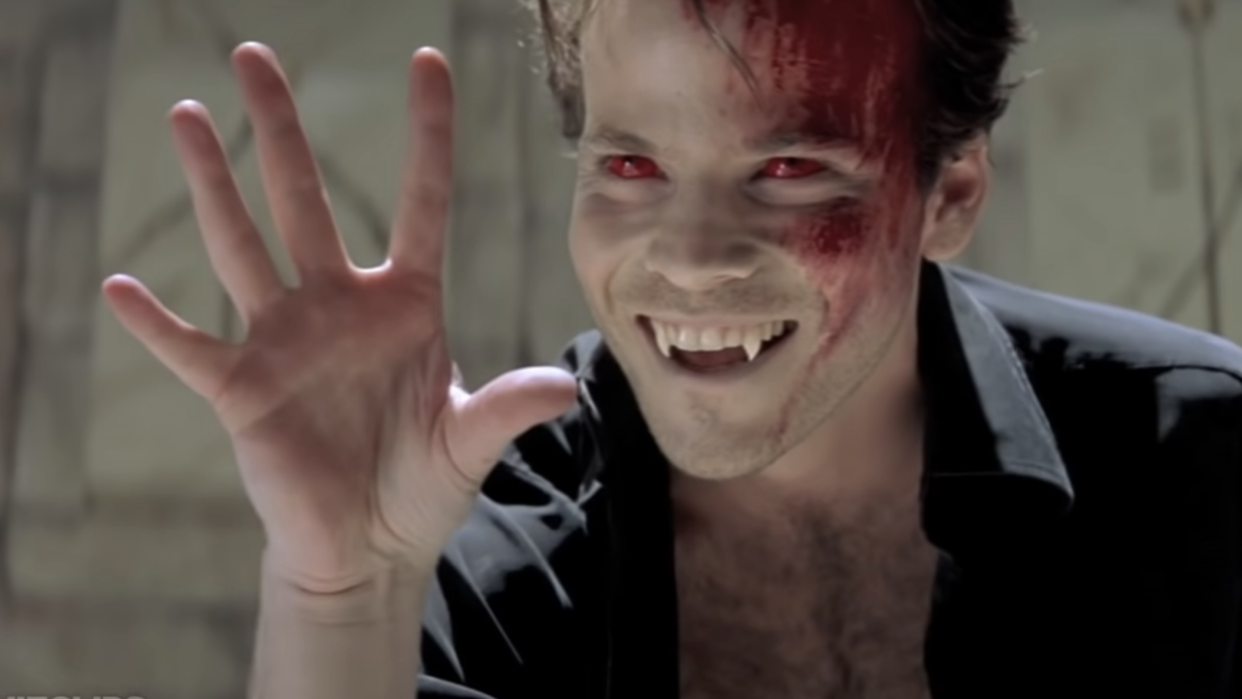  Stephen Dorff smiling with fangs in Blade 