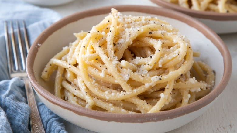 Cacio e pepe pasta in a bowl