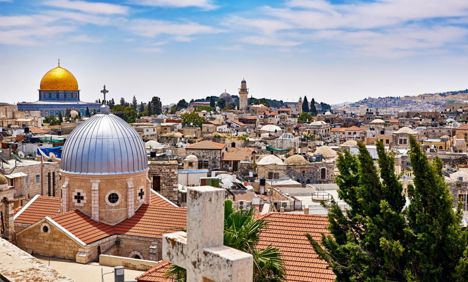 <p>Die ersten Vorläufer Jerusalems wurden vor über 6.000 Jahren auf dem Berg Ophel errichtet. Um 1.800 v. Chr. wurde schließlich die erste Stadtmauer der bis heute politisch und religiös bedeutsamen Stadt errichtet, die mit dem Tempelberg, der Grabeskirche und der Klagemauer einige der wichtigsten heiligen Stätten des Judentums, Christentums und Islams beherbergt. <br>(Bild: Getty Images) </p>