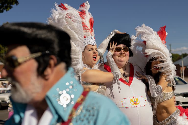 Participantes del desfile del Festival Parkes Elvis en Parkes, Australia