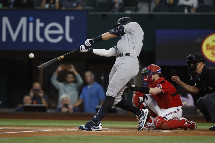 El jardinero derecho de los Yankees de Nueva York, Aaron Judge (99), conecta su jonrón 62 para romper el récord de jonrones de la Liga Americana en la primera entrada contra los Rangers de Texas en el Globe Life Field.