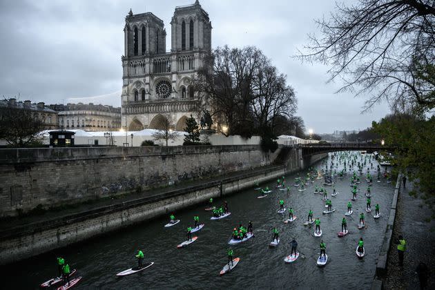 <p>Un millier de personnes ont participé dimanche au Nautic Paddle de Paris, course de stand-up paddle sur la Seine. </p>