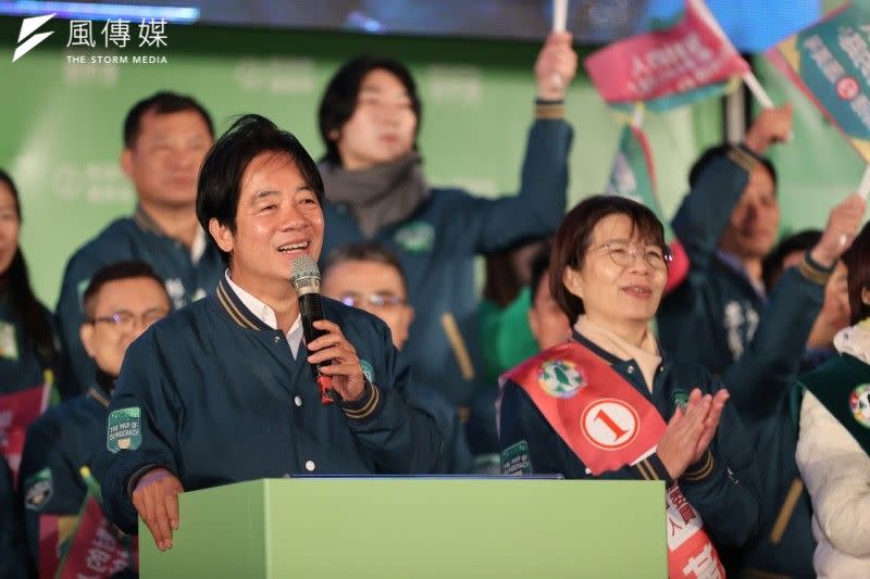 <cite>賴清德（左）說，今年這場選舉就是「信賴台灣」這條路，和「相信習近平」這條路的選擇，大家手中的選票不只決定台灣的未來，也會決定世界的命運。右為彰化縣立委候選人黃秀芳。（黃秀芳競辦提供）</cite>