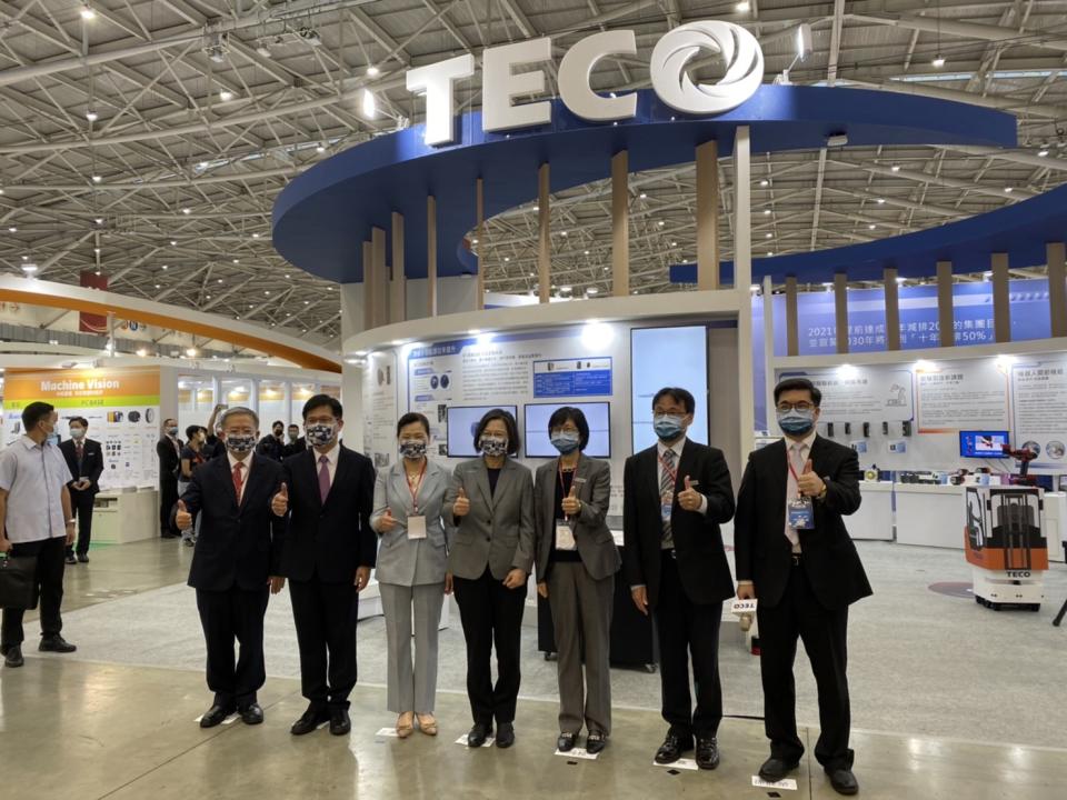 總統蔡英文偕經濟部長王美花參訪東元電機展位。圖／張家豪攝影。