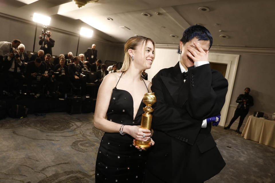 BEVERLY HILLS, CA - 10 JANUARI: Penghargaan Golden Globe Tahunan ke-80 - Foto: (lr) Milly Alcock dan Emma D’  Arcy dengan Serial TV Terbaik & # x002013;  Penghargaan Drama untuk 