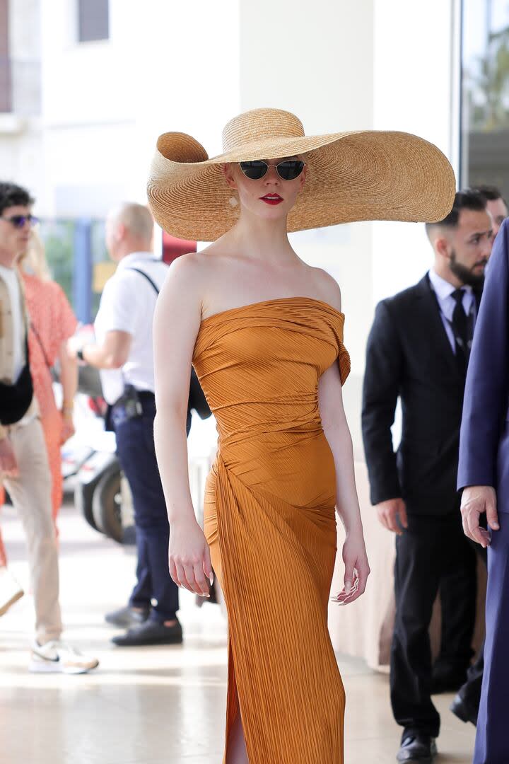 Sin embargo, lo que más llamó la atención del look de la actriz con raíces argentinas fue el enorme sombrero con el que completó su outfit, un complemento que no solo le agregó distinción y glamour sino que, además, se convirtió en su aliado ideal para cuidar su pálida piel del sol