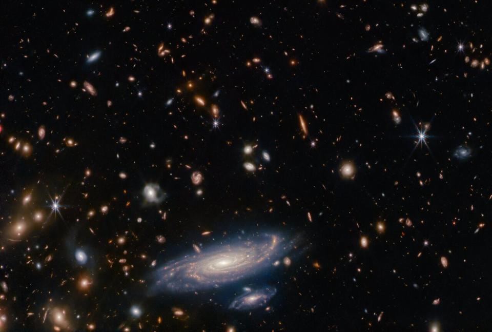 Muchas estrellas y galaxias sobre un fondo oscuro, según las imágenes del JWST. E. <a href="https://esawebb.org/images/potm2301a/" rel="nofollow noopener" target="_blank" data-ylk="slk:SA/Webb, NASA & CSA, A. Martel;elm:context_link;itc:0" class="link ">SA/Webb, NASA & CSA, A. Martel</a>, <a href="http://creativecommons.org/licenses/by/4.0/" rel="nofollow noopener" target="_blank" data-ylk="slk:CC BY;elm:context_link;itc:0" class="link ">CC BY</a>