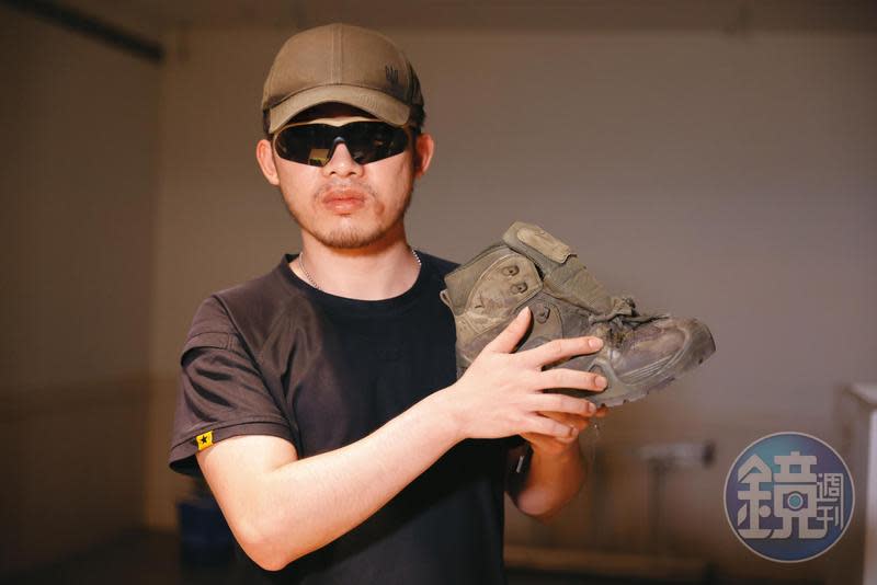 Cai在一場戰役中失去2隻腳趾。圖為他被擊中時所穿的戰鬥靴，砲彈破片從鞋底穿透他的腳掌，從鞋面射出，彈片一度留在他體內，後經手術取出。
