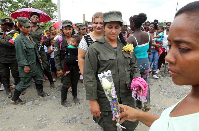 FOTOS: mujeres de las FARC cambian sus fusiles por bebés