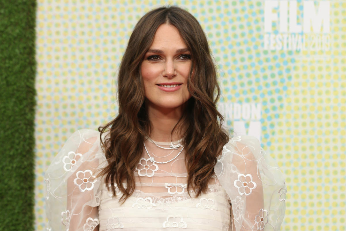Keira Knightley Porn Captions - Keira Knightley's dress split in two before red carpet