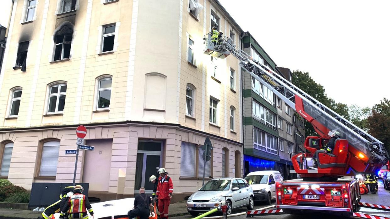 Einsatzkräfte der Feuerwehr am Ort der Explosion in Essen. Foto: Stephan Witte/KDF-TV & Picture