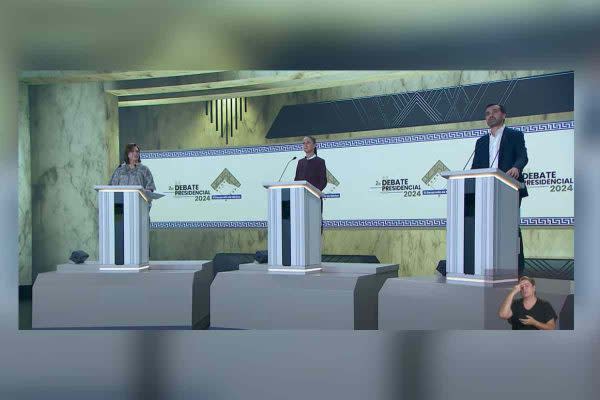 Las y el candidato presidencial durante el segundo debate.