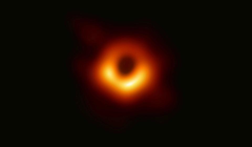 Das erste Bild eines Schwarzen Lochs, das vom Event Horizon Telescope aufgenommen und im April 2019 veröffentlicht wurde. - Copyright: Event Horizon Telescope Collaboration/Maunakea Observatories via AP