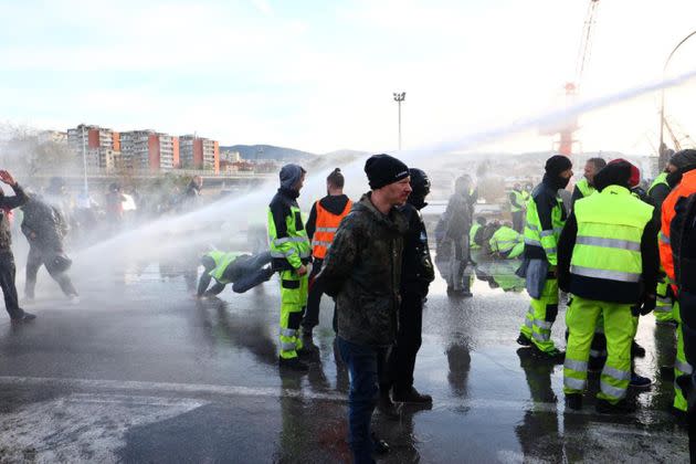 The police intervene with fire hydrants to disperse the dockers blocking gate 4 while demonstrating against the Green Pass in the port of Trieste, in northern Italy, October 18, 2021.
ANSA/PAOLO GIOVANNINI (Photo: FTJ ANSA)