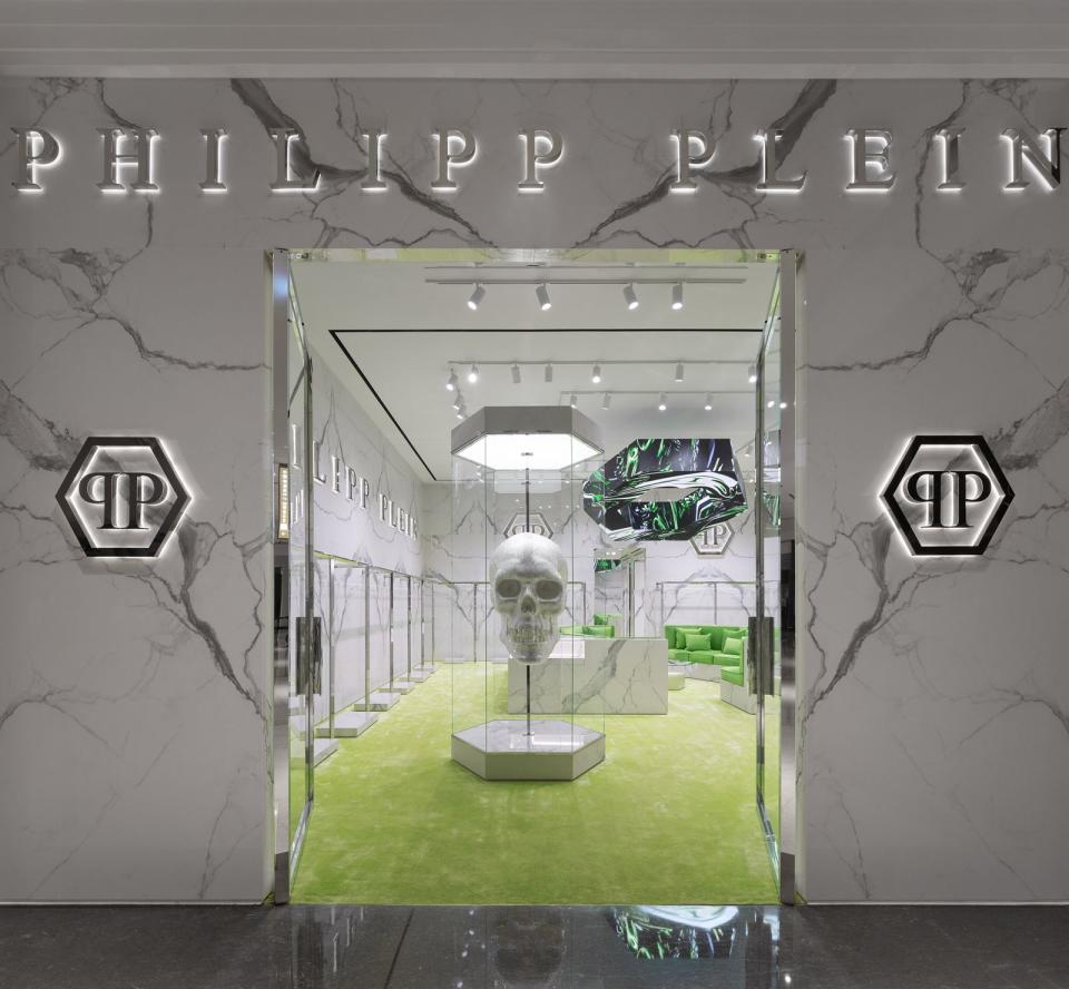 PHILIPP PLEIN微風南山旗艦店一進門，便可見一座巨型水晶骷髏頭裝飾藝術。（PHILIPP PLEIN提供）