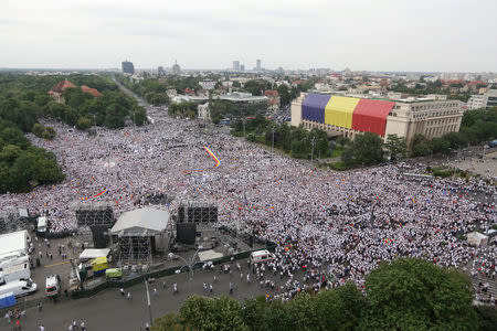 Supporters of Romania's ruling Social Democratic Party gather during a demonstration in Bucharest, Romania, June 9, 2018. Inquam Photos/Octav Ganea via REUTERS