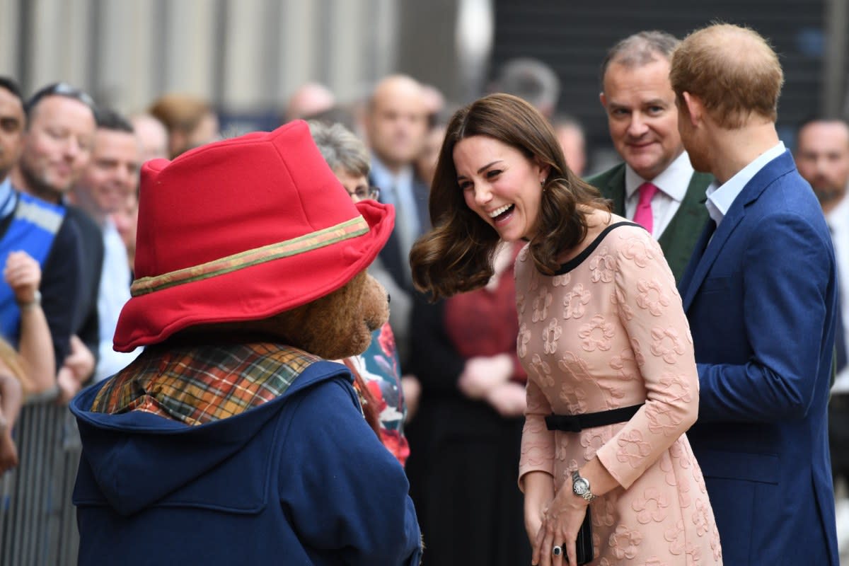 Kate Middleton y el Príncipe Guillermo con el osito Paddington. Foto Vanity Fair