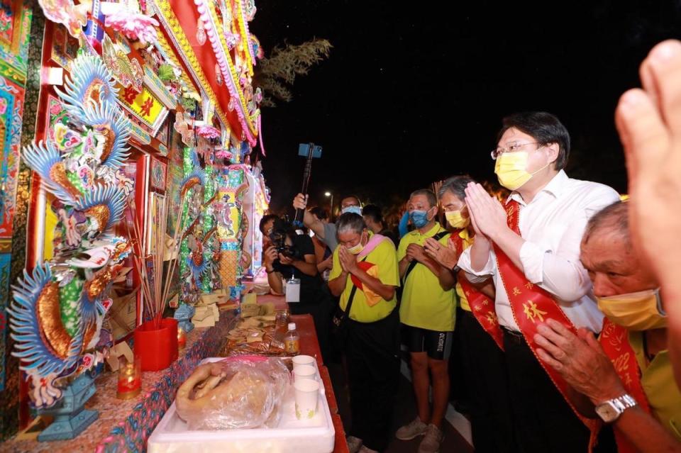 市長林右昌附各姓氏宗親水燈頭祭祀。