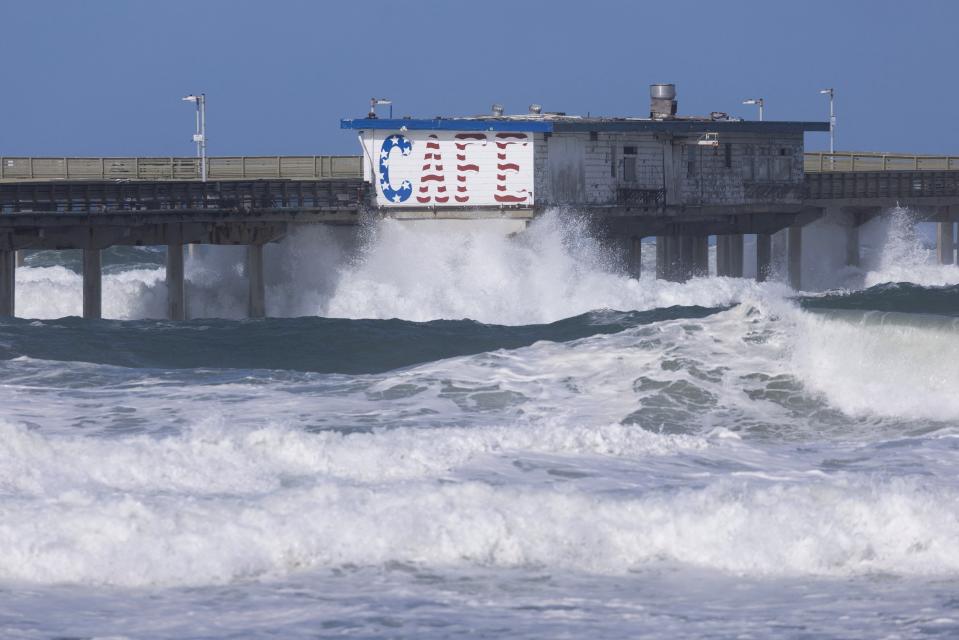 Large waves crash against an ocean pier due to strong winds in the Ocean Beach neighborhood of San Diego, California, February 22, 2023 (REUTERS/Mike Blake) (REUTERS)