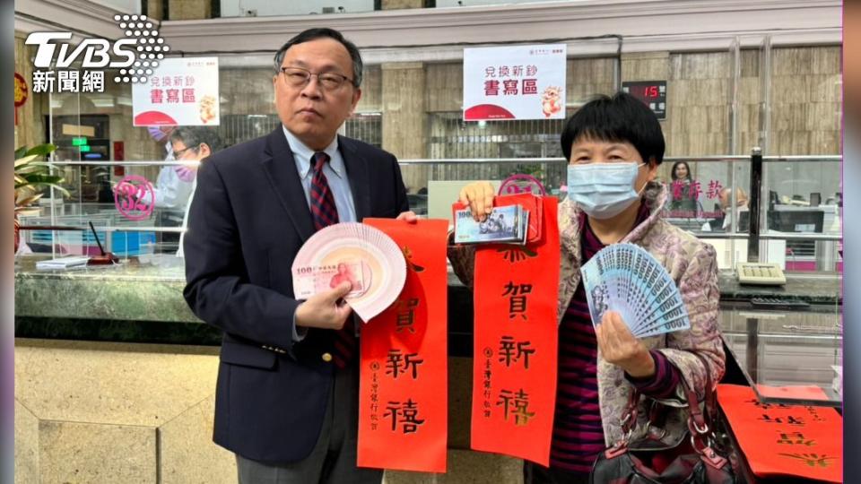 台銀董事長呂桔誠發春聯給兌鈔民眾。（圖／謝佩穎攝）