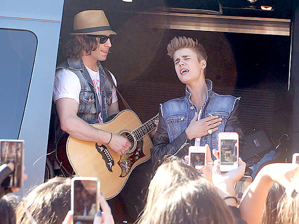 Justin Bieber Surprises Fans With ‘Boyfriend’ Performance After Jay Leno