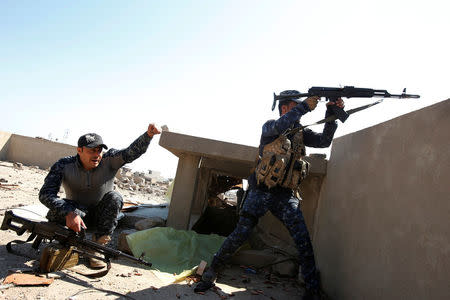 Iraqi Federal Police fight in the frontline at Bab al Jadid district as the battle against Islamic State's fighters continues in the old city of Mosul. REUTERS/Youssef Boudlal