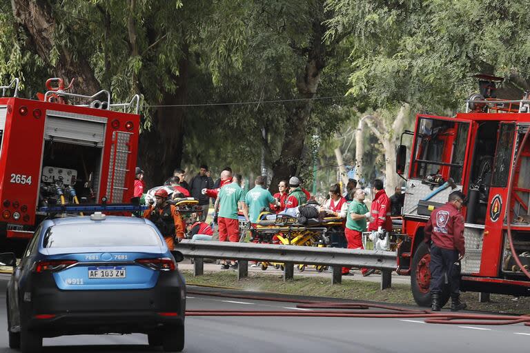 El Same desplegó un operativo con al menos 60 ambulancias; también se sumó la Policía de la Ciudad y bomberos, además de la unidad canina k9 para hallar personas entre los vagones 