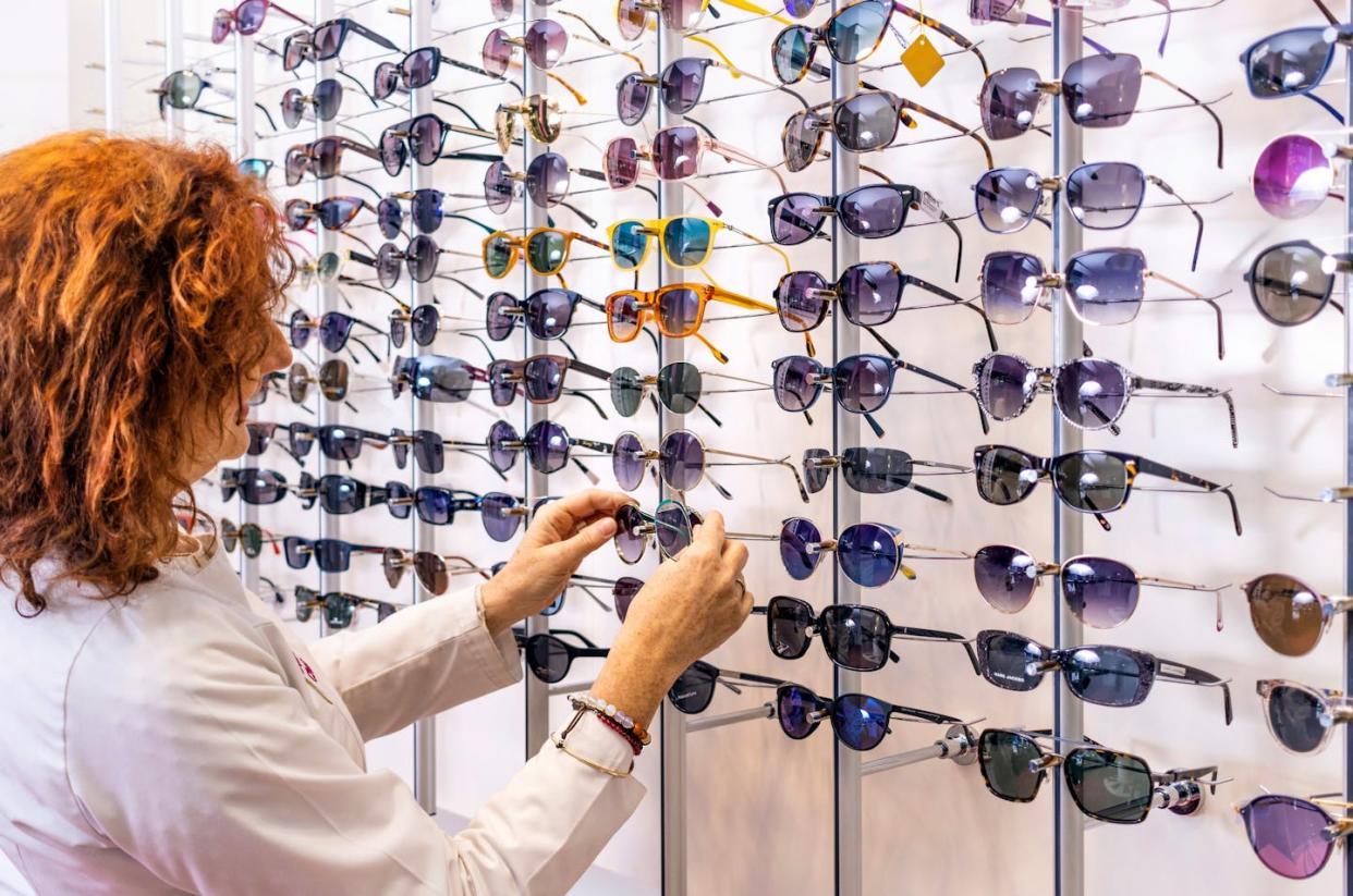 <a href="https://www.shutterstock.com/es/image-photo/sunglass-shopping-redhaired-optometrist-trying-on-2293952049" rel="nofollow noopener" target="_blank" data-ylk="slk:Alfonso Soler / Shutterstock;elm:context_link;itc:0;sec:content-canvas" class="link ">Alfonso Soler / Shutterstock</a>