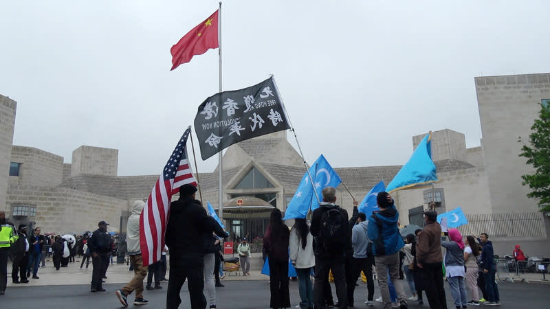 中國駐美大使館開放日  民眾抗議 中國駐美大使館4日開放參觀，數十名民眾在使館外 抗議，為香港、新疆、西藏人權迫害發聲。 中央社記者石秀娟華盛頓攝  113年5月5日 