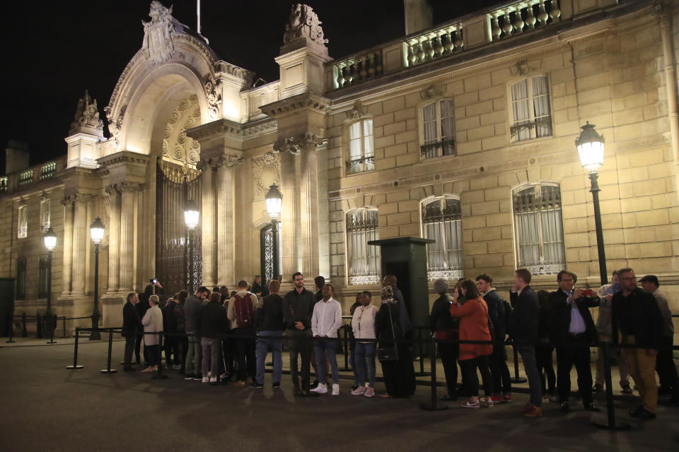 People line up to sign the condolences book to pay tribute to former President Jacques Chirac at outside the Elysee Palace, Thursday, Sept. 26, 2019. Jacques Chirac, a two-term French president who was the first leader to acknowledge France's role in the Holocaust and defiantly opposed the U.S. invasion of Iraq in 2003, has died Thursday at age 86. (AP Photo/Michel Euler)