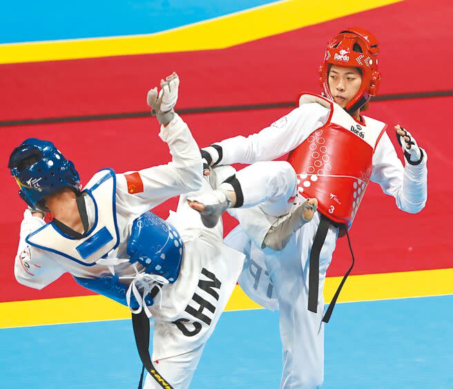 中華隊羅嘉翎（右）在亞運跆拳道女子57公斤級金牌戰不敵大陸名將駱宗詩。（鄭任南攝）