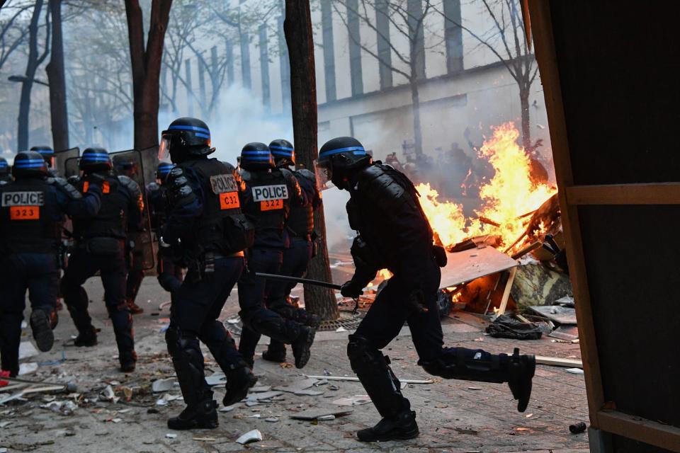 Des heurts ont éclaté entre manifestants et policiers le 5 décembre 2020 à Paris - Anne-Christine POUJOULAT / AFP