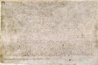 <p>El rey Juan I de Inglaterra fue el autor en 1215 de la Carta Magna, el precedente de las constituciones modernas. Un empresario pagó por una copia de 1297 15 millones de euros. (Foto: <a rel="nofollow noopener" href="http://en.wikipedia.org/wiki/File:Magna_Carta_(British_Library_Cotton_MS_Augustus_II.106).jpg" target="_blank" data-ylk="slk:Wikipedia;elm:context_link;itc:0;sec:content-canvas" class="link ">Wikipedia</a> / British Library / Dominio Público). </p>