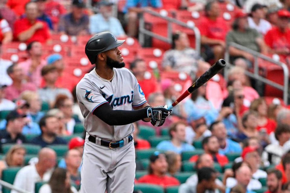 El jardinero de los Marlins Bryan De La Cruz dispara un jonrón en el segundo inning del partido ante los Cardenales, celebrado el 17 de julio de 2023 en San Luis.