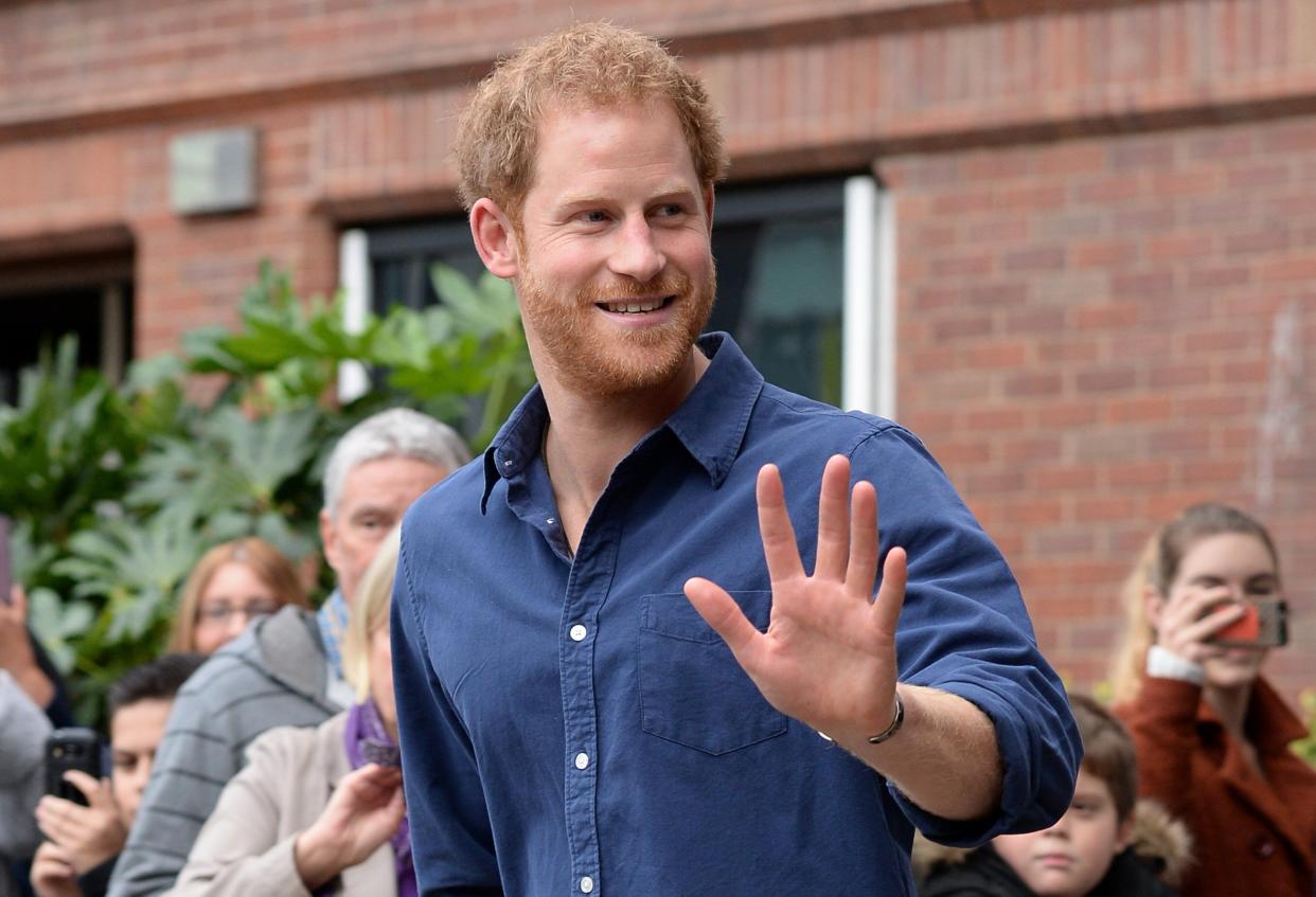 Prince Harry waves as he leaves Nottingham's new Central Police Station on October 26, 2016 in Nottingham, England.  (Photo: WPA Pool via Getty Images)