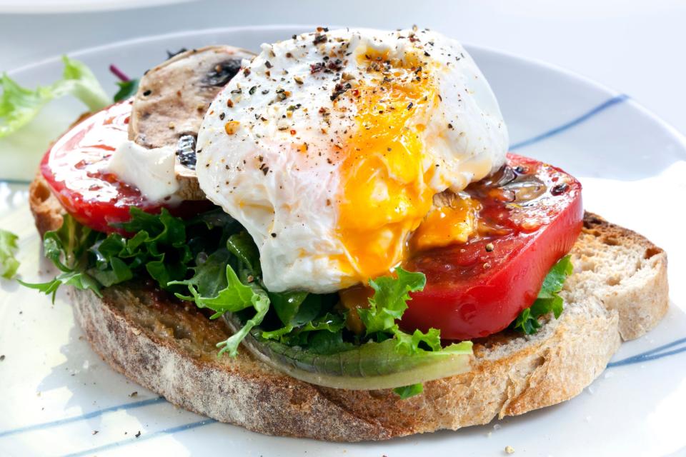 Egg on toast with lettuce and tomato