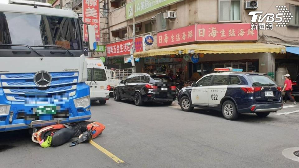 曳引車起步時撞上機車，導致騎士斷腿送醫。（圖／TVBS）