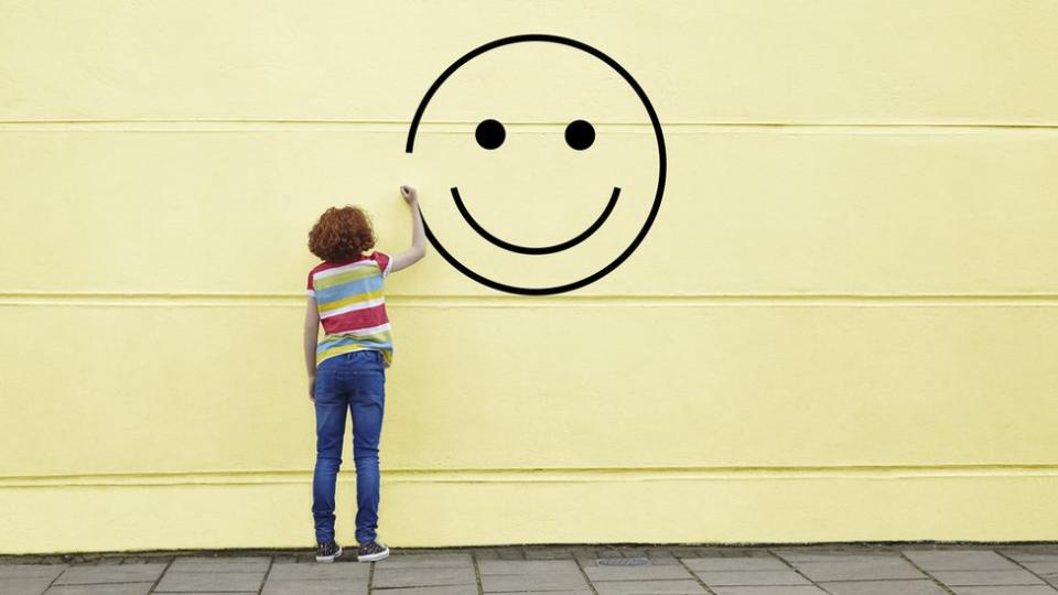 Mujer dibujando carita feliz