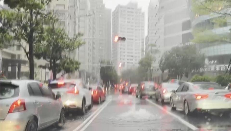 高雄市28日下午下起大雨，左營區新榮街一處人孔蓋一度冒出「湧泉」，研判雨勢太大影響排水。（民眾提供）