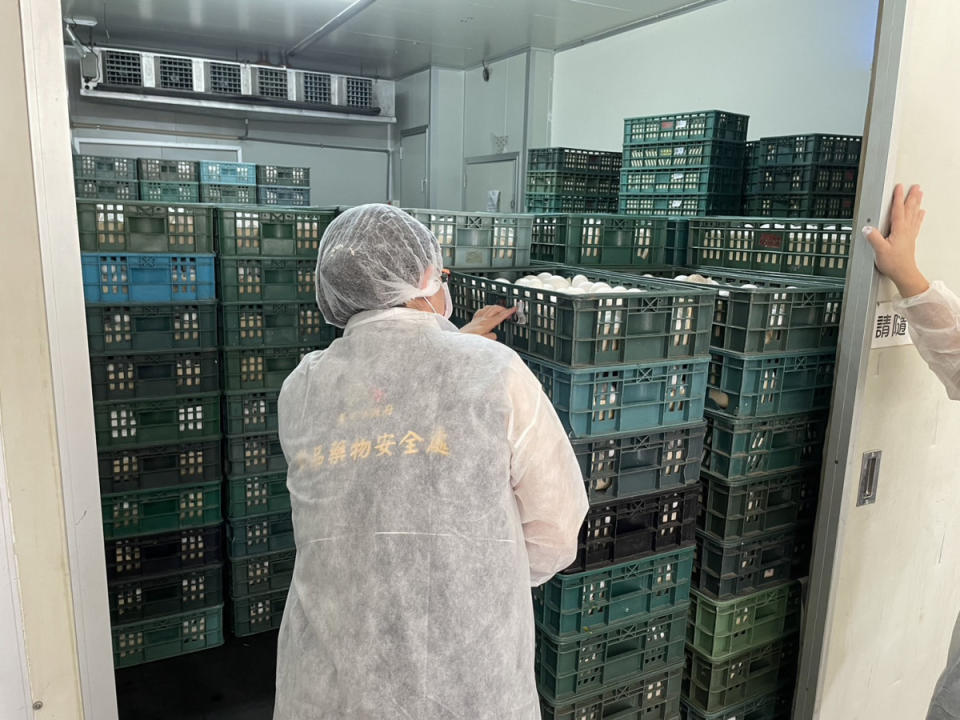 台中市政府食品藥物安全處人員查核雞蛋（圖／資料照片，圖源：台中市府提供）